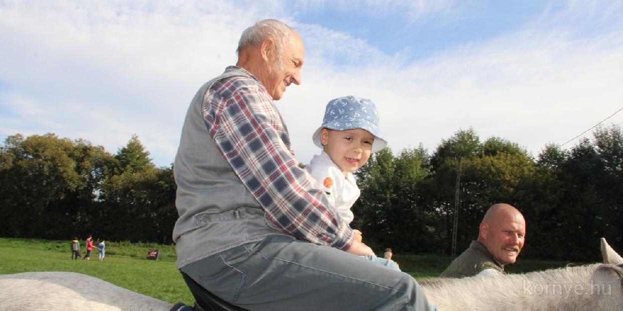 Lovaglás és íjászat a sportpályán