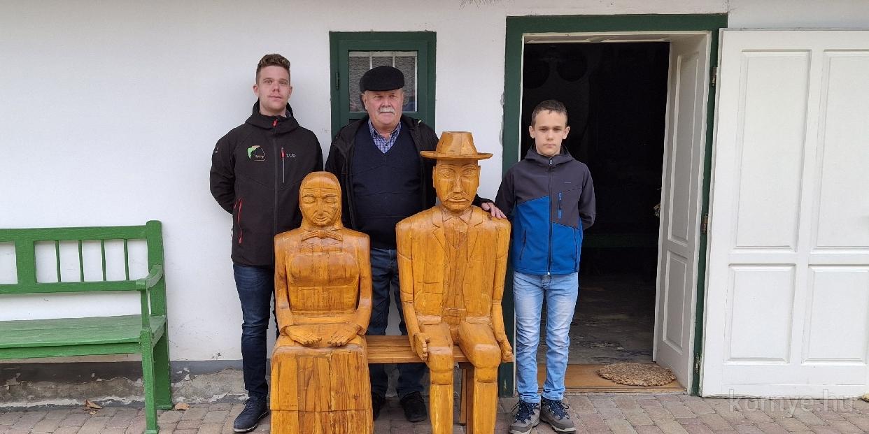 Fából is elkészült Józsi bácsi és Mári néni