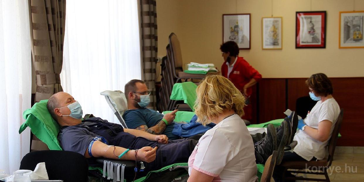 Ezúttal is negyvenen nyújtották a karjukat