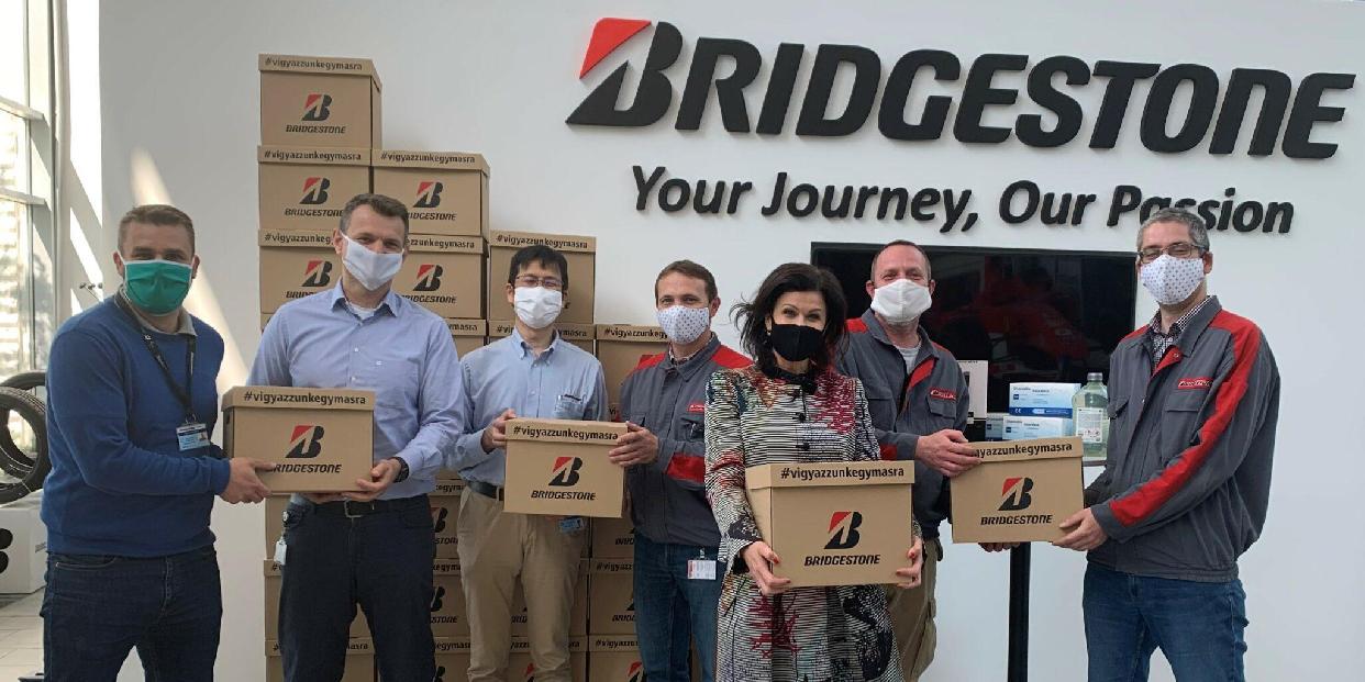 Fertőtlenítőszerekkel segít a Bridgestone
