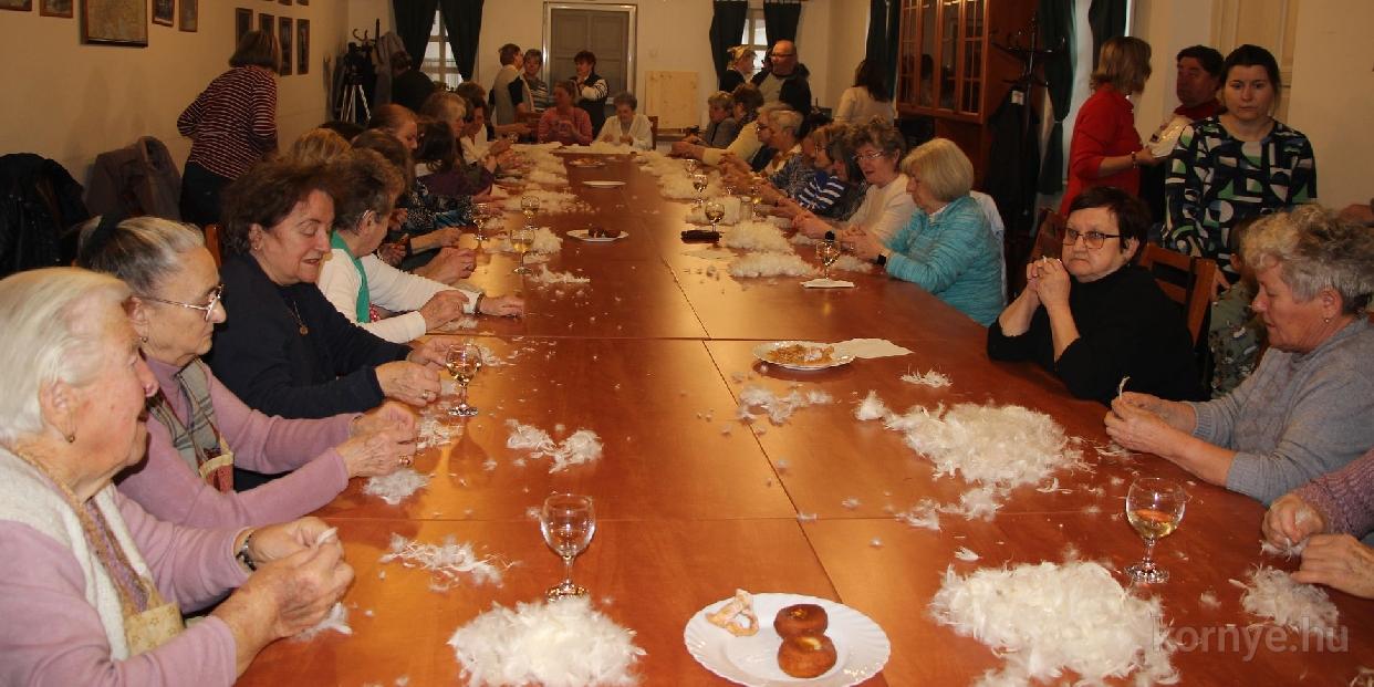 Tollfosztás és fánkfesztivál