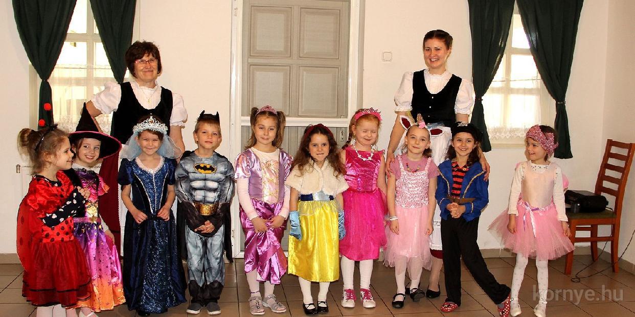 Farsangoltak a hagyományőrző gyerekek