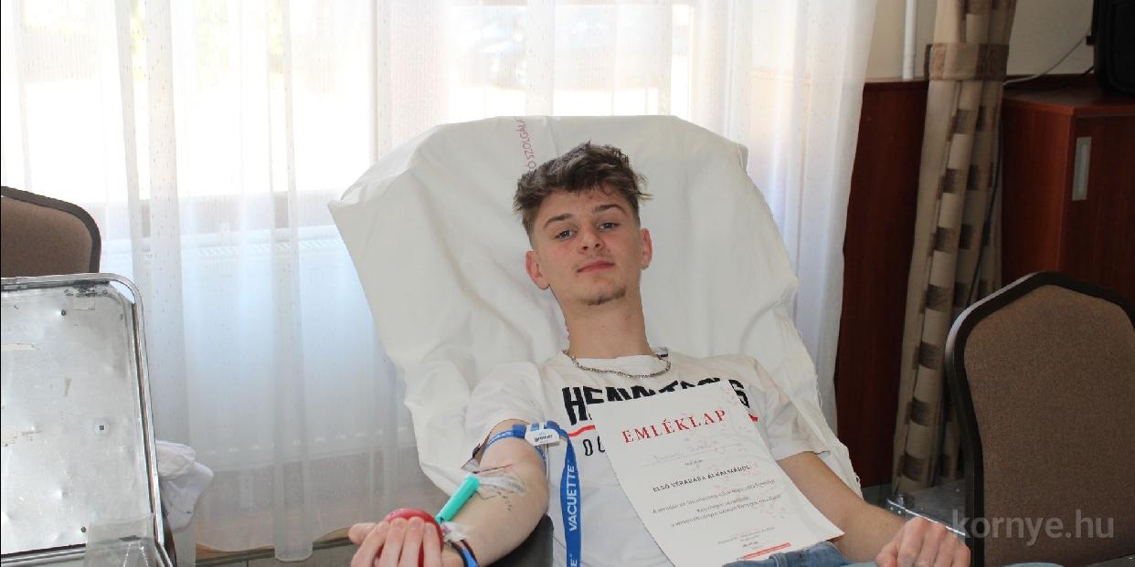 Édesapjával érkezett az elsőalkalmas donor