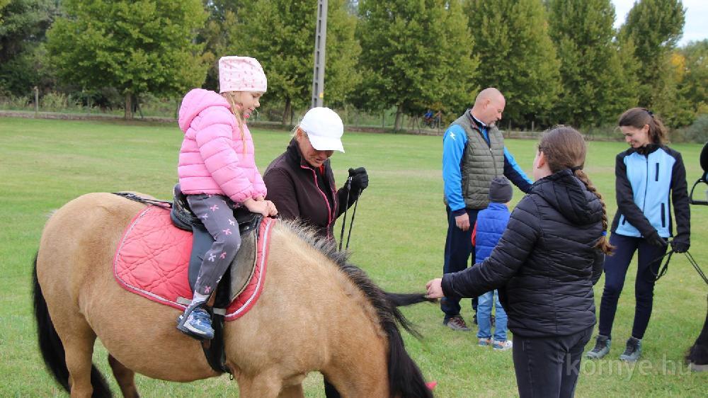 Lovaglás és íjászat a sportpályán