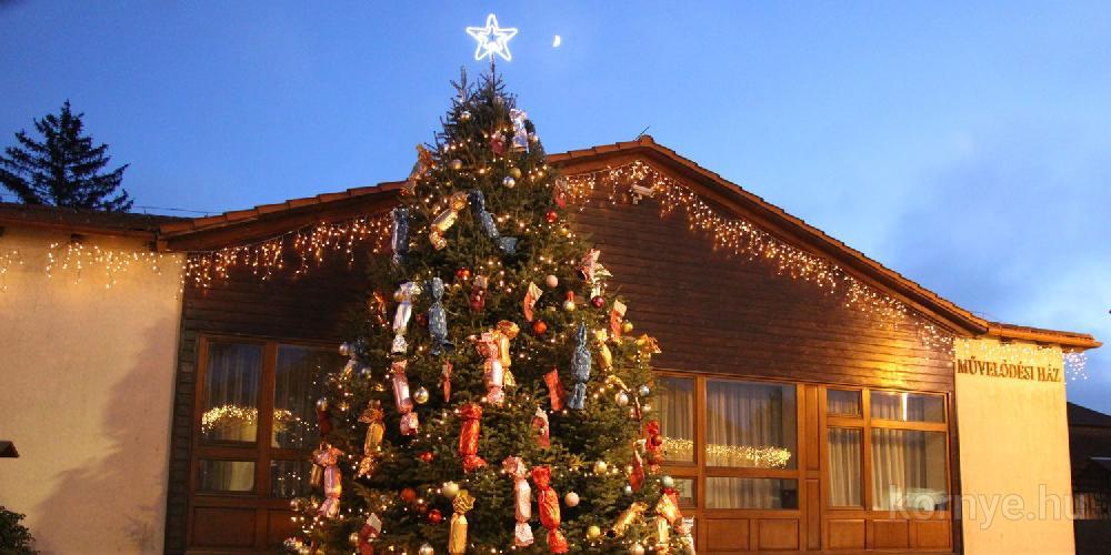 Weihnachtsbäckerei és karácsonyfa díszítés