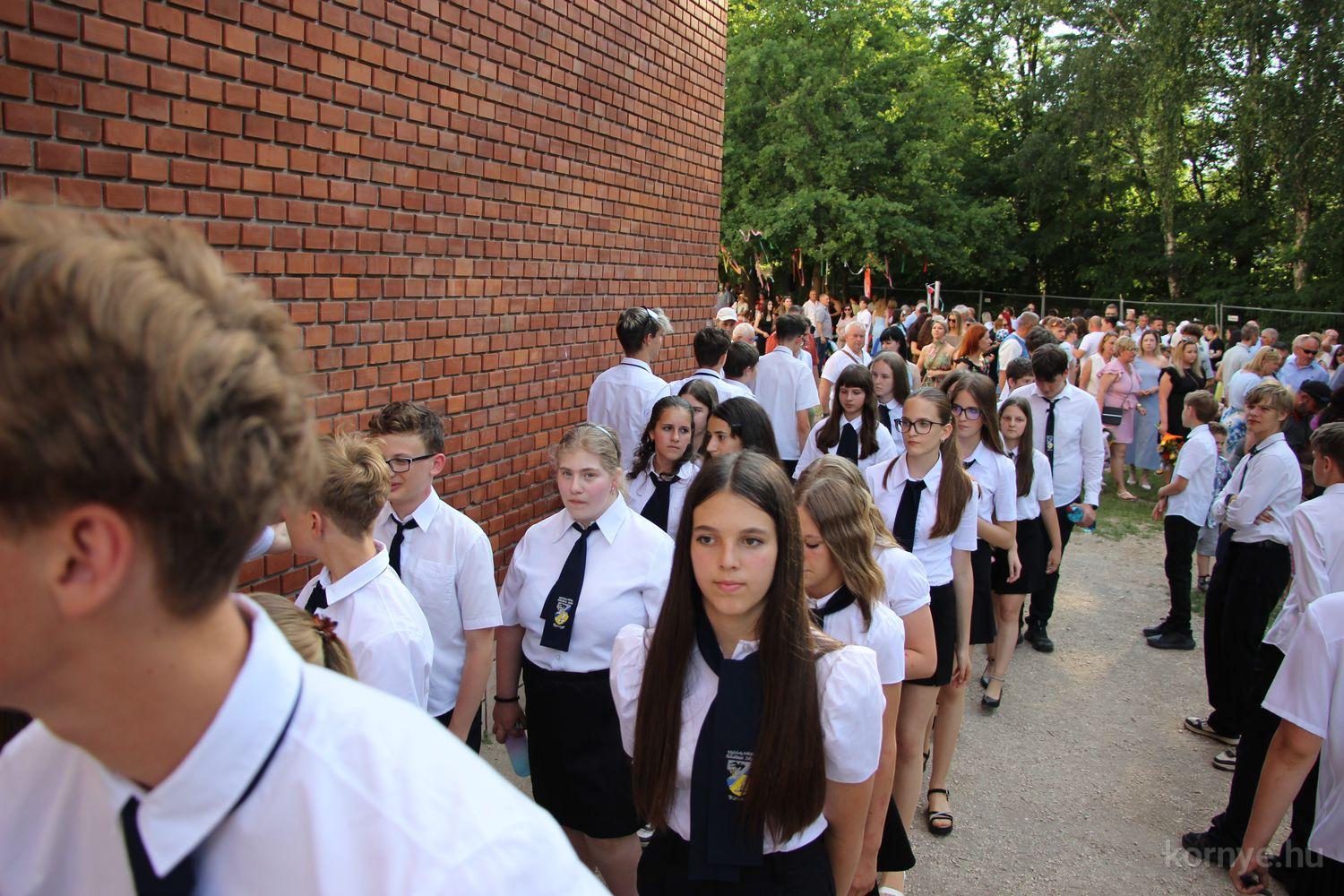 2026-06-19-iskolaballagás