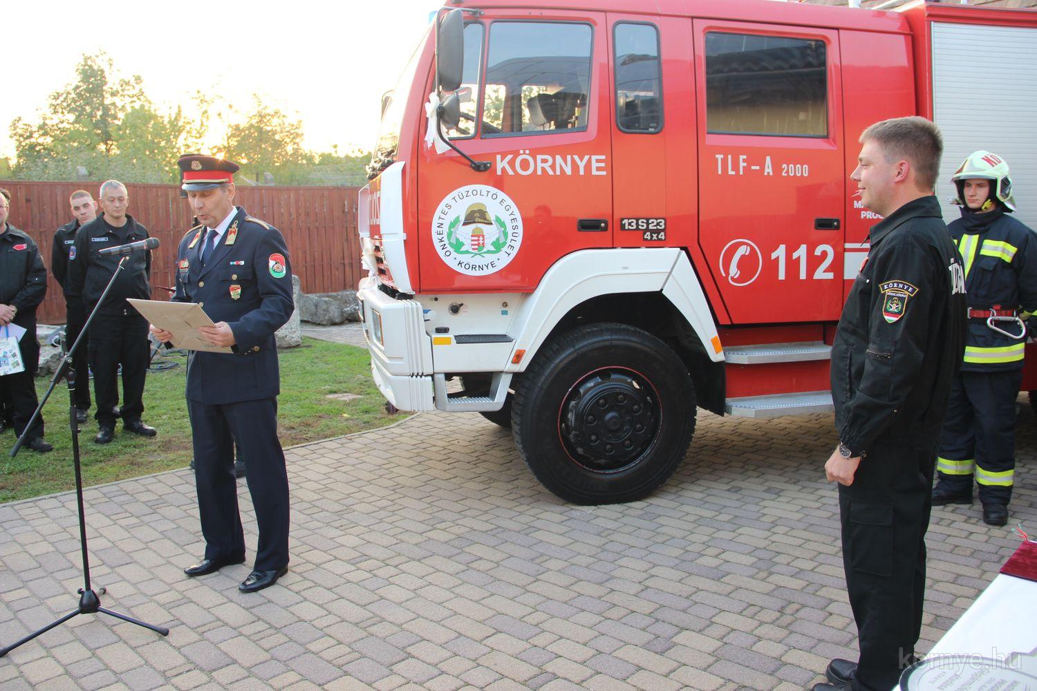 2022-10-13 Tűzoltóautóval és védőruházattal gyarapodott a környei egyesület