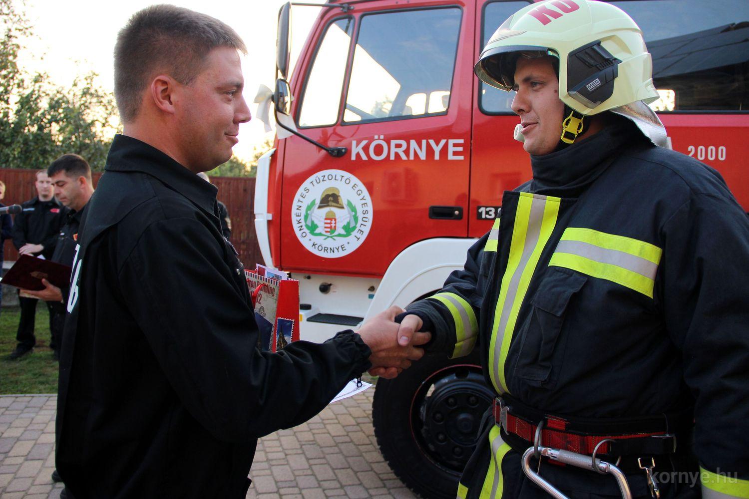 2022-10-13 Tűzoltóautóval és védőruházattal gyarapodott a környei egyesület